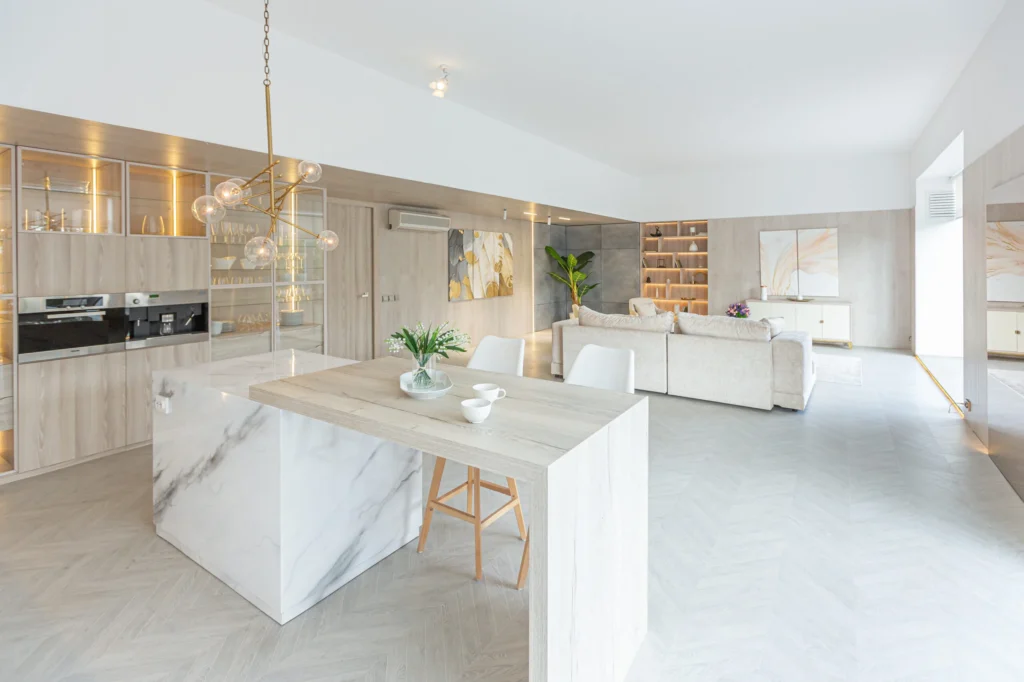 Trendy,Modern,Interior,Design,Of,A,Large,Studio,In,White